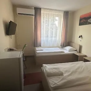 Free Parking, Free Breakfast, Only 15 Minutes To Center Bed and breakfast Budapest